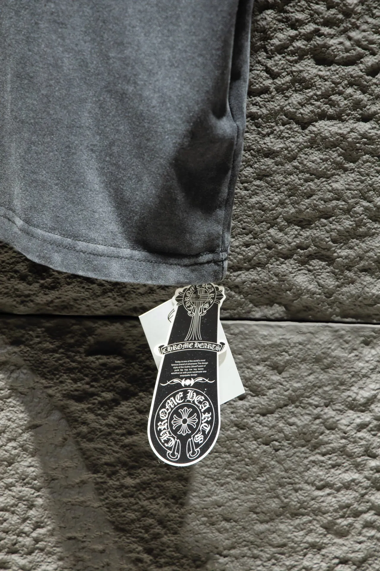 P190 🆕Chrome Hearts os version is really charming and Chrome Hearts is really a must-have. Each season's new version is made to the extreme. It is very practical and can be worn casually. Nice✔️ - ⚠️100% cotton. Made of 32-count double yarn, 260-gram weight fabric and imported knitted carded cotton. The thickness is moderate, drapey and contoured, and the upper body is comfortable! ! It is very tolerant to fat body types and can instantly lose five pounds after wearing it!  Front panel #Back panel Simple elements# The English letters are arranged artistically. Imported Tajima high-density heavy-duty embroidery technology. The font is three-dimensional and full. The letters are embroidered by imported machines after adjusting according to the original details. The thickness is moderate. The hardware is imported hardware accessories. The body is washed, fried and frayed, and hand-made elements are added, which greatly increases the interest of the clothing; unique visual effects. The special fraying effect creates a unique distressed effect. The addition of handmade elements to the body greatly increases the interest of the clothing; it has a unique visual effect. After special fraying effect treatment, a unique distressed effect is formed. An irregular hem is added to the version. This year, Crow Heart is focusing on the version. In the past two years, the oversize version has become the focus of the trend. It has also been a popular staple in the past two years. The change of designers has made this brand an instant hit. The progressive fashion of the times also needs the blood impact of fresh elements and trendy designs in order to continue its glory! It’s stylish both inside and outside, a must-have for high street travel! An absolute "eye-catching style" that can match couples 💏 Color: washed black, premium gray and white Size: S M L XL